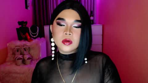 Snapshot of amiadoll chatting on 5, 1, 2025 Queen Mireska online show from 5, 1, 2025