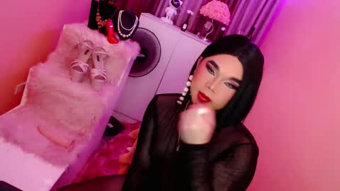 Snapshot of amiadoll chatting on 6, 1, 2025 Queen Mireska online show from 6, 1, 2025