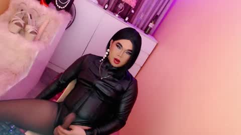 Snapshot of amiadoll chatting on 14, 1, 2025 Queen Mireska online show from 14, 1, 2025