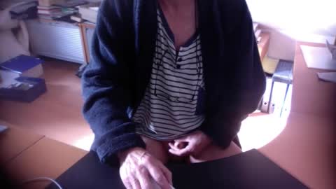 Snapshot of amor2200 chatting on 2, 11, 2025 Amor2200 online show from 2, 11, 2025