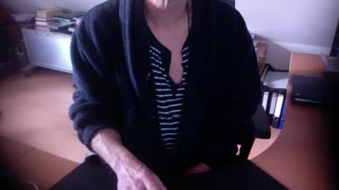 Snapshot of amor2200 chatting on 22, 11, 2025 Amor2200 online show from 22, 11, 2025