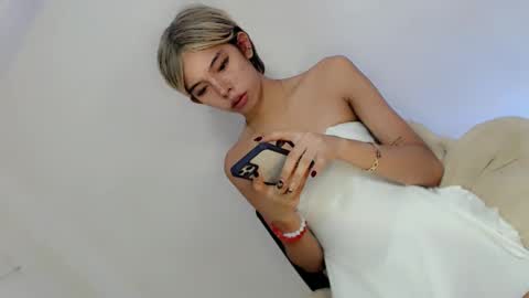 Belle Tylor online show from 28, 1, 2025