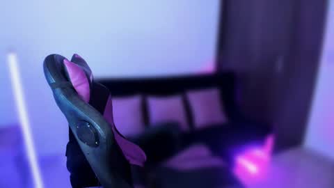 Snapshot of anakiss1 chatting on 5, 1, 2025 help me to get 100 thumps up online show from 5, 1, 2025