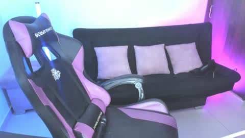 Snapshot of anakiss1 chatting on 13, 2, 2025 help me to get 100 thumps up online show from 13, 2, 2025