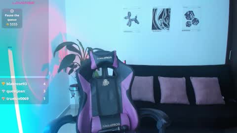 Snapshot of anakiss1 chatting on 11, 10, 2025 help me to get 100 thumps up online show from 11, 10, 2025