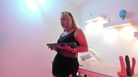 Snapshot of anastasiataylor_ chatting on 6, 10, 2025 Ana 3 online show from 6, 10, 2025
