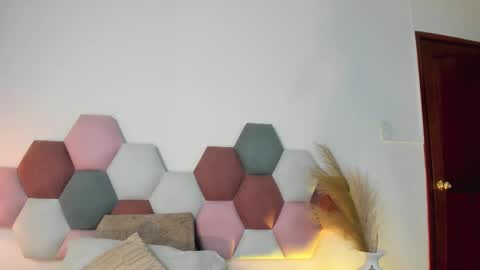 Andra Cyrus online show from 5, 10, 2025