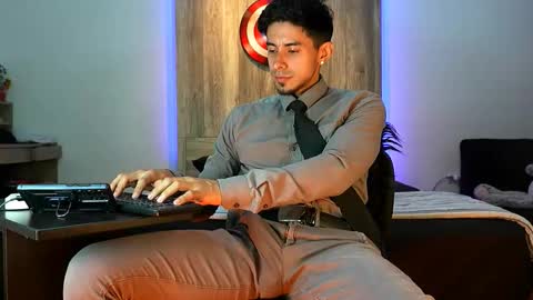 Snapshot of andrew_elliot chatting on 13, 11, 2025 Andrew online show from 13, 11, 2025