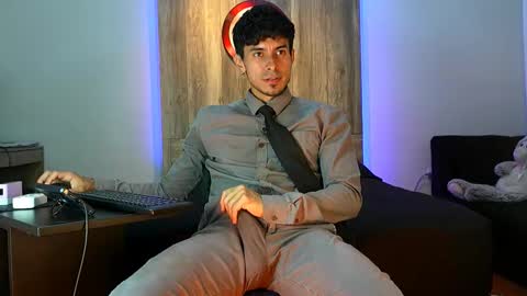 Snapshot of andrew_elliot chatting on 25, 11, 2025 Andrew online show from 25, 11, 2025