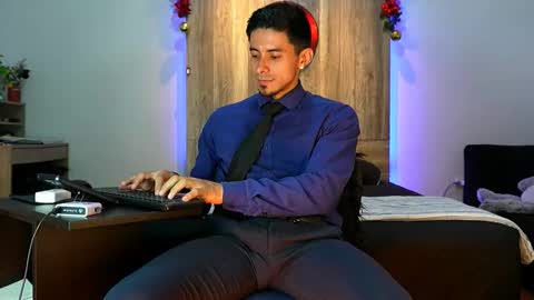 Snapshot of andrew_elliot chatting on 16, 12, 2025 Andrew online show from 16, 12, 2025