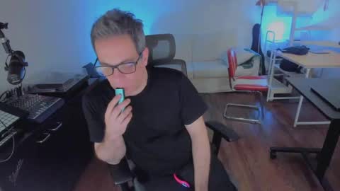 Snapshot of andy0pandi chatting on 6, 10, 2025 Andrew online show from 6, 10, 2025