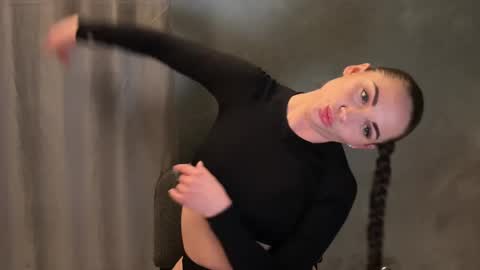 angelisa_fox online show from 8, 4, 2026