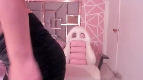 Anggi  online show from 23, 11, 2025