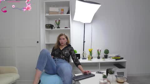 Snapshot of anna_glamlovely chatting on 19, 10, 2025 Anna online show from 19, 10, 2025