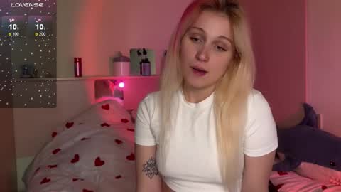 Snapshot of annabel_myr chatting on 3, 10, 2025 Annabel online show from 3, 10, 2025