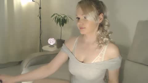 Snapshot of annett chatting on 8, 2, 2025 Annett online show from 8, 2, 2025