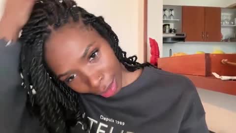 Independent model online show from 3, 2, 2025