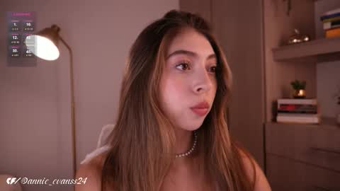 Snapshot of annie_evans24 chatting on 17, 12, 2025 Annie Evans online show from 17, 12, 2025