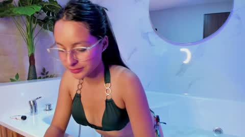 Snapshot of annie_lought chatting on 28, 1, 2025 online show from 28, 1, 2025