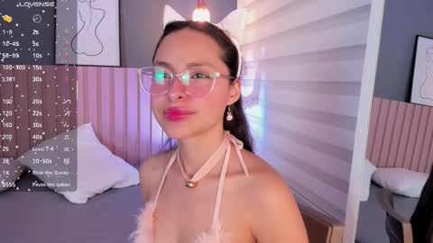 Snapshot of annie_lought chatting on 10, 9, 2025 online show from 10, 9, 2025