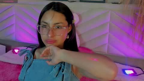 Snapshot of annie_lought chatting on 8, 11, 2025 online show from 8, 11, 2025