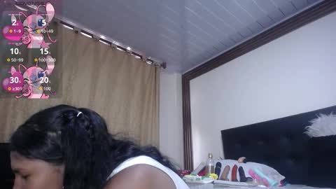 Snapshot of annie_scott_ chatting on 8, 11, 2025 annie_scott_ online show from 8, 11, 2025