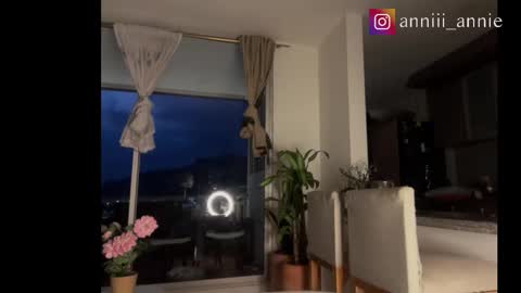 Snapshot of annie_snow_ chatting on 18, 12, 2025 JEANNE no olvides seguirme dont forget follow me uu online show from 18, 12, 2025