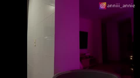 Snapshot of annie_snow_ chatting on 19, 12, 2025 JEANNE no olvides seguirme dont forget follow me uu online show from 19, 12, 2025