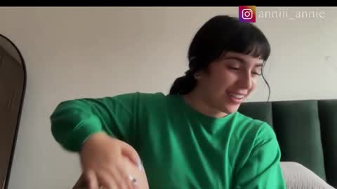 Snapshot of annie_snow_ chatting on 11, 1, 2026 JEANNE no olvides seguirme dont forget follow me uu online show from 11, 1, 2026