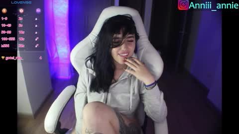 Snapshot of annie_snow_ chatting on 28, 2, 2026 JEANNE no olvides seguirme dont forget follow me uu online show from 28, 2, 2026