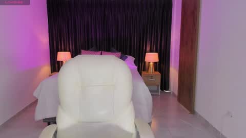 Snapshot of anniiee_smith chatting on 8, 2, 2025 Anniiee online show from 8, 2, 2025