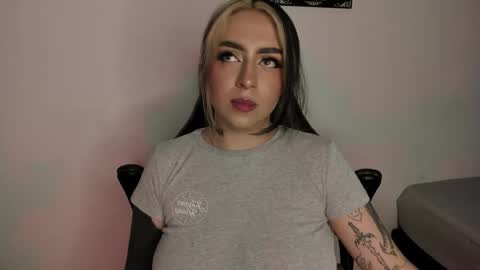 Snapshot of annikamerliahh_ chatting on 2, 11, 2025 Annika online show from 2, 11, 2025