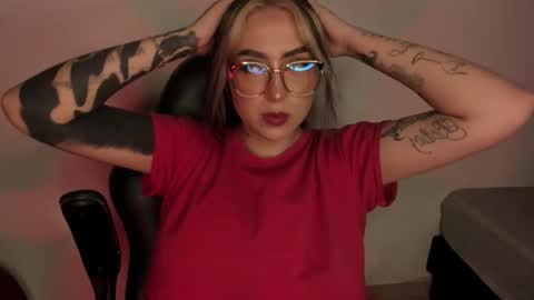 Snapshot of annikamerliahh_ chatting on 6, 11, 2025 Annika online show from 6, 11, 2025