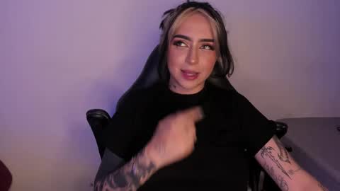 Snapshot of annikamerliahh_ chatting on 8, 11, 2025 Annika online show from 8, 11, 2025