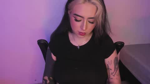 Snapshot of annikamerliahh_ chatting on 13, 11, 2025 Annika online show from 13, 11, 2025