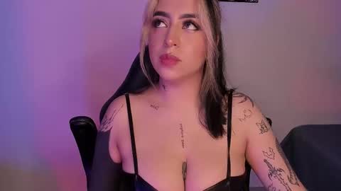 Snapshot of annikamerliahh_ chatting on 18, 11, 2025 Annika online show from 18, 11, 2025