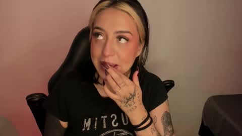 Snapshot of annikamerliahh_ chatting on 28, 11, 2025 Annika online show from 28, 11, 2025