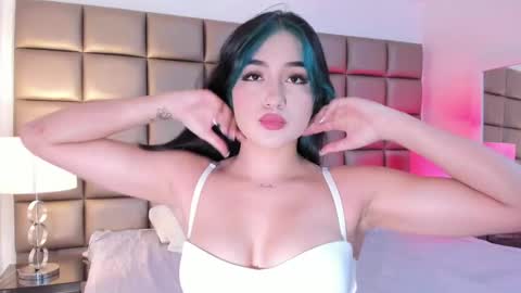 Snapshot of annyhizzle chatting on 5, 1, 2025 online show from 5, 1, 2025