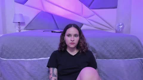 Snapshot of annythomsonn chatting on 1, 12, 2024 AnnyT online show from 1, 12, 2024