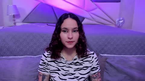 Snapshot of annythomsonn chatting on 8, 1, 2025 AnnyT online show from 8, 1, 2025