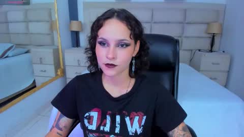 Snapshot of annythomsonn chatting on 12, 10, 2025 AnnyT online show from 12, 10, 2025