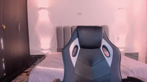 Snapshot of annythomsonn chatting on 14, 12, 2025 AnnyT online show from 14, 12, 2025