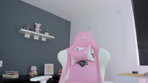 Snapshot of antonella_28_ chatting on 8, 4, 2026 Antonella online show from 8, 4, 2026