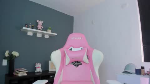 Snapshot of antonella_28_ chatting on 21, 4, 2026 Antonella online show from 21, 4, 2026