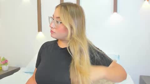 A N T O N E L L A  online show from 10, 9, 2025