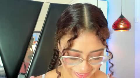 Snapshot of antonellepiercee chatting on 5, 3, 2025 A N T O N E L L E online show from 5, 3, 2025