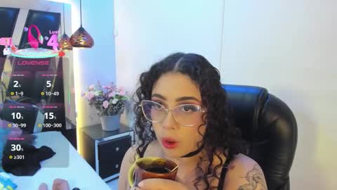 Snapshot of antonellepiercee chatting on 3, 10, 2025 A N T O N E L L E online show from 3, 10, 2025