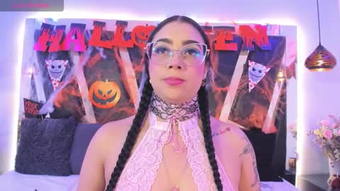 Snapshot of antonellepiercee chatting on 19, 10, 2025 A N T O N E L L E online show from 19, 10, 2025