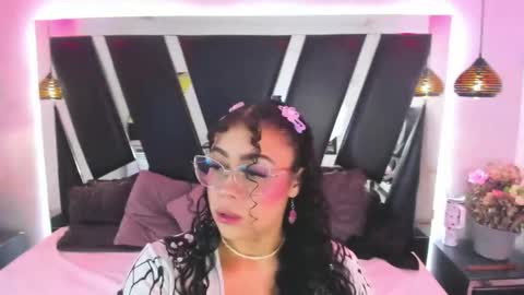 Snapshot of antonellepiercee chatting on 25, 11, 2025 A N T O N E L L E online show from 25, 11, 2025