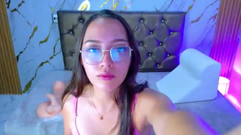 Snapshot of april_daddyssgirl chatting on 27, 9, 2025 APRIL online show from 27, 9, 2025